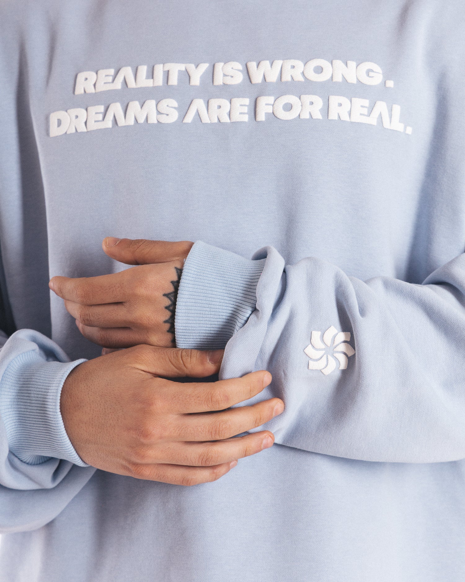 DREAMS CREWNECK CROP SKY
