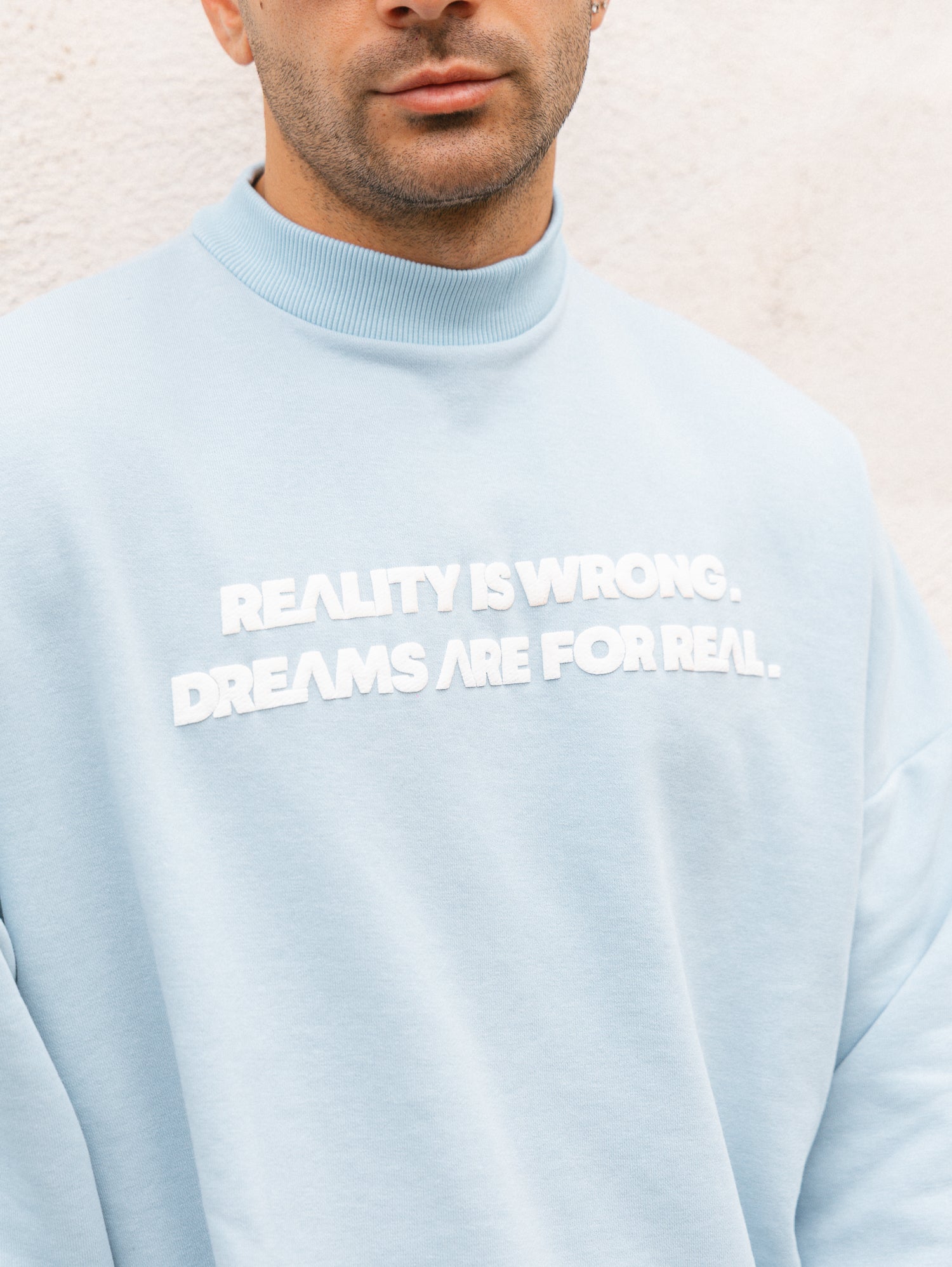 DREAMS CREWNECK CROP SKY